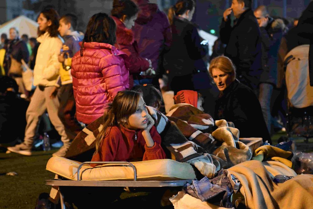 Una niña yace en una cama portátil en un campamento en el estadio de fútbol de Durres el 26 de noviembre de 2019, después del terremoto más fuerte en décadas que cobró al menos 20 vidas.
