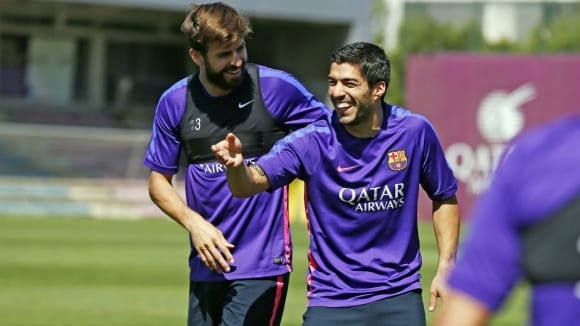 Imagen de Luis Suarez le juega una broma a Gerard Piqué