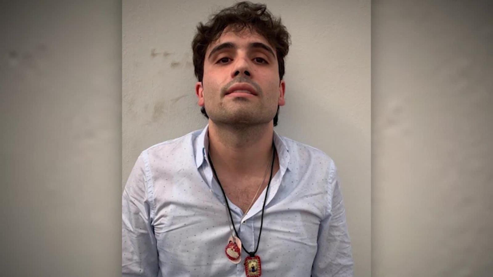 Hijos de “El Chapo” Guzmán regalan carros de lujos a habitantes de Sinaloa durante la navidad (vídeo) Imagen de Hijos de “El Chapo” Guzmán regalan carros de lujos a habitantes de Sinaloa durante la navidad (vídeo)