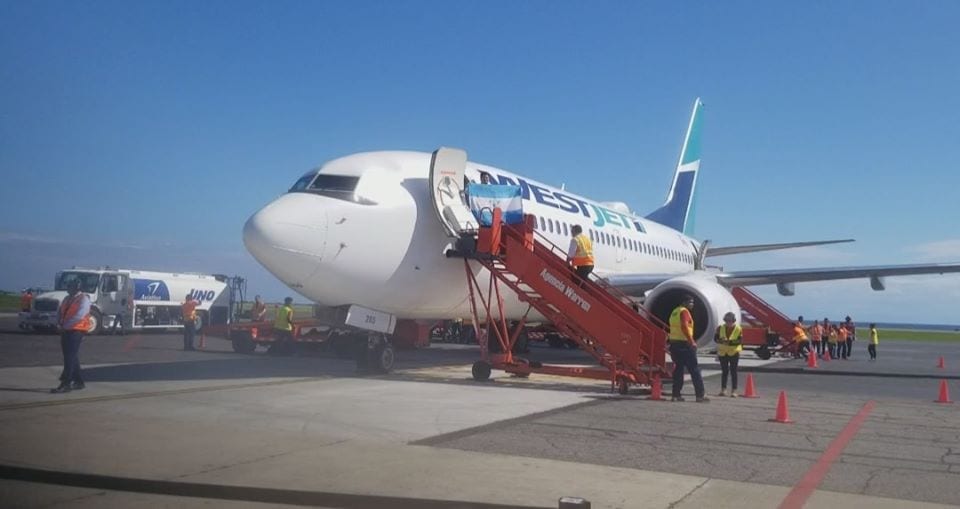 Imagen de Roatán suma su décimo vuelo directo desde el exterior con la llegada de la canadiense WestJet