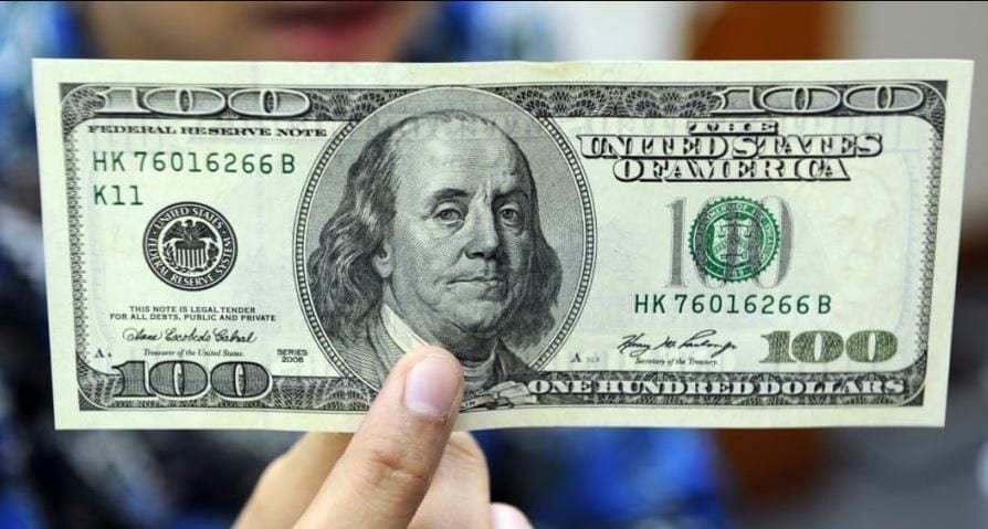 Billetes falsos de 100 dólares circulan en los Estados Unidos Imagen de Billetes falsos de 100 dólares circulan en los Estados Unidos