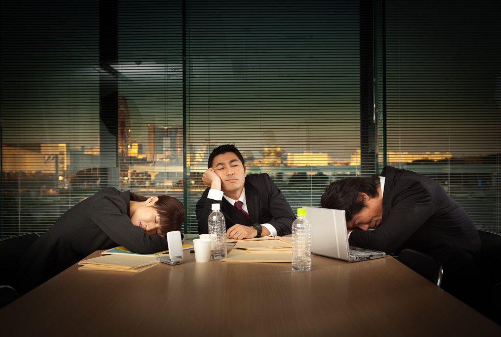 En Japón dormir en el trabajo es señal de tu esfuerzo