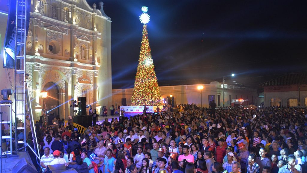 Las 12 campanas reúne a una gran cantidad de personas en la Plaza Central.