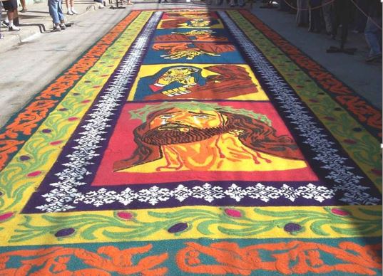 Las alfombras de aserrín en Semana Santa es uno de los mayores atractivos de esta ciudad.