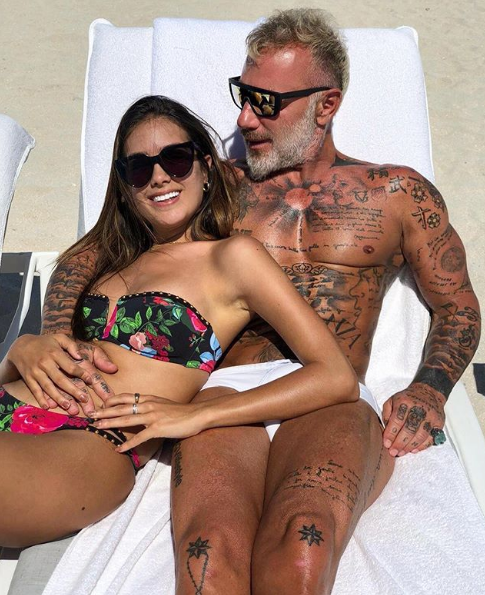 El italiano Gianluca Vacchi, de 52 años, y su pareja Sharon Fonseca de 24 años.