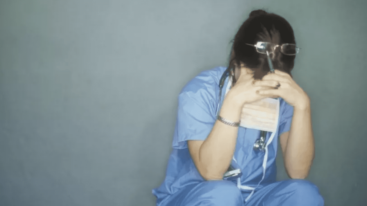 "Caí al piso y siguieron pegándome": Escalofriante testimonio de enfermera que atacaron al terminar turno en un hospital de Nueva York Imagen de "Caí al piso y siguieron pegándome": Escalofriante testimonio de enfermera que atacaron al terminar turno en un hospital de Nueva York