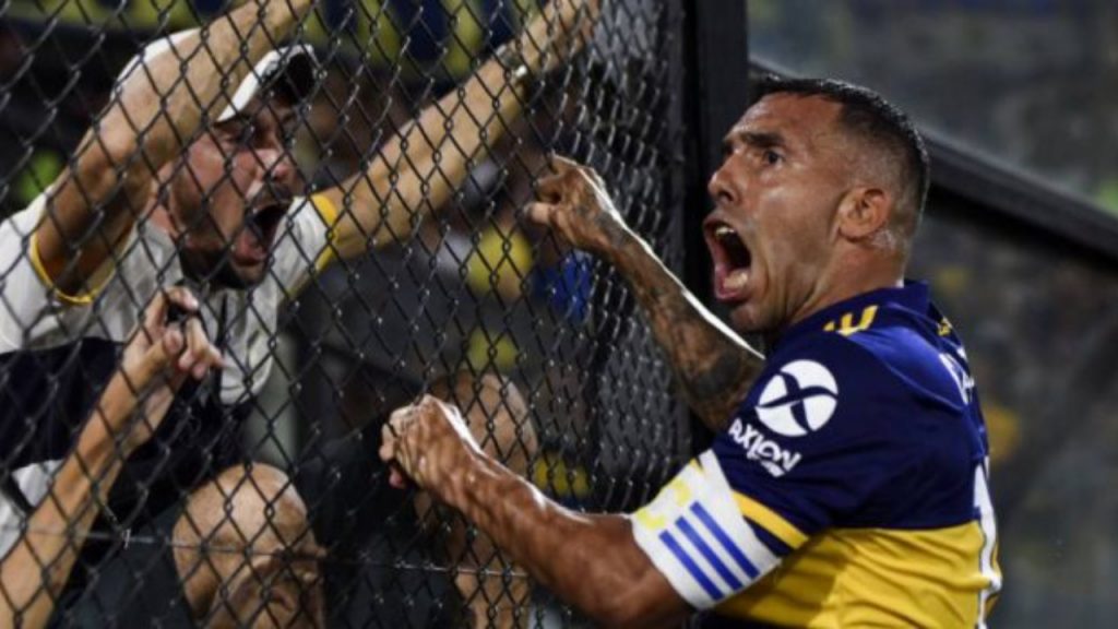 Carlos Tévez celebrando el titulo de Boca Juniors en Las Bombonera // Foto> Sporthiva
