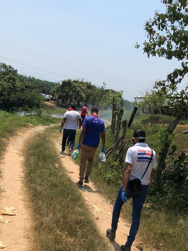 Algunos de los jóvenes caminaron para llegar a más personas. Foto: tunota.com