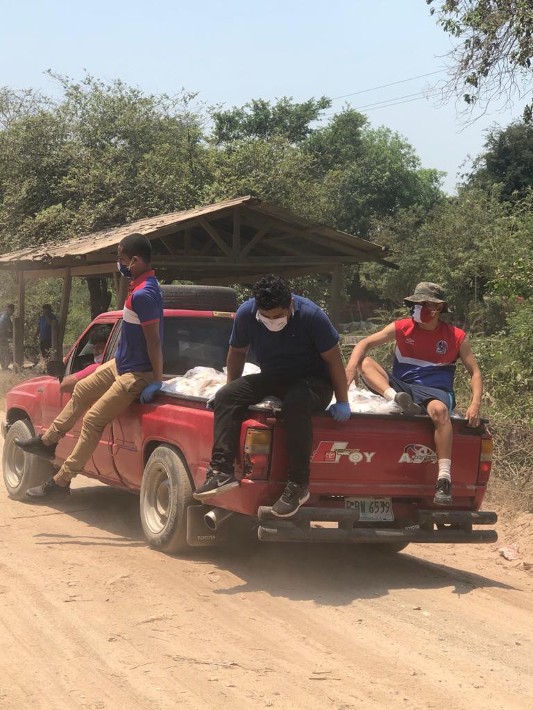 Los jóvenes se trasladaron en vehículo para llevar los víveres.