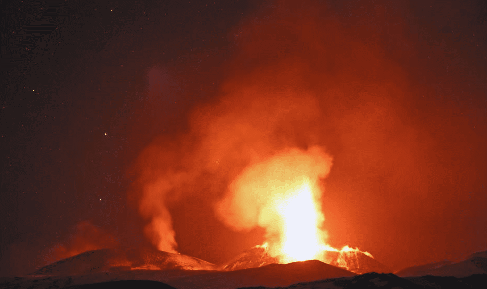 Imagen de Volcán más grande de Europa, ubicado en Italia, entra en erupción
