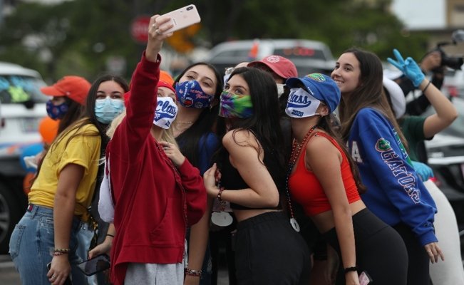 Las  denominadas "fiestas covid", son con una única intención: contagiarse con el virus y adquirir inmunidad. Foto: AP