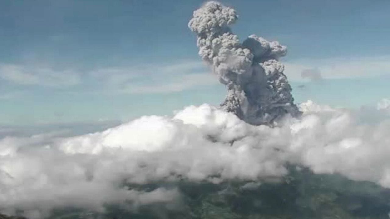 Imagen de Volcán Merapi en Indonesia, uno de los más peligrosos del mundo, registra doble erupción