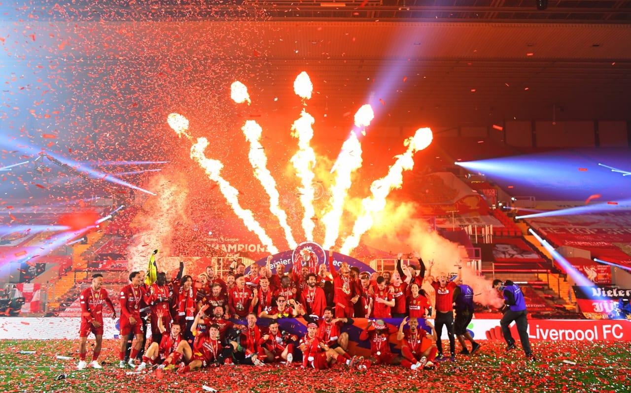 Liverpool golea al Chelsea y festeja a lo grande tras recibir el trofeo de la Premier League Imagen de Liverpool golea al Chelsea y festeja a lo grande tras recibir el trofeo de la Premier League