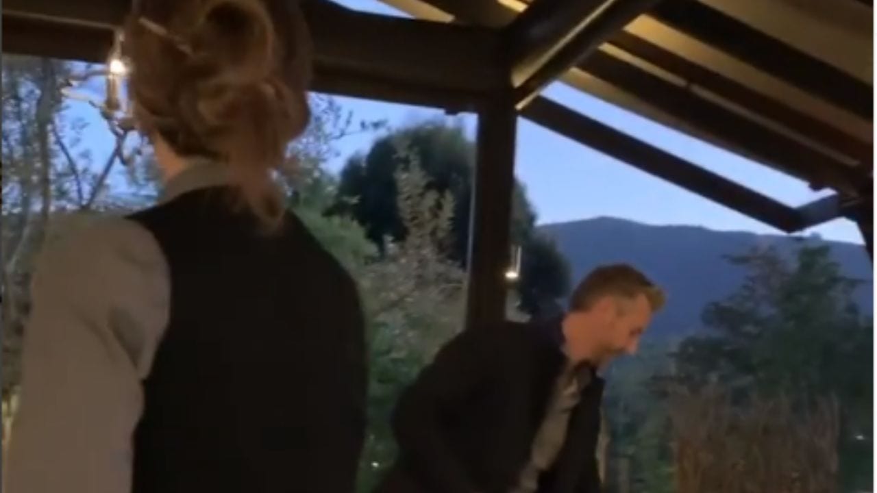 Imagen de Mesera recibió millonaria propina por defender a familia de ataques racistas