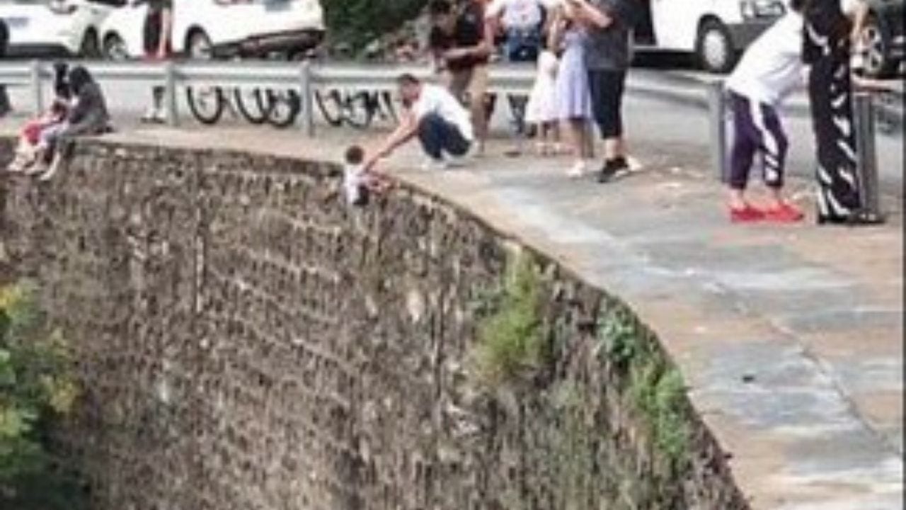Padre colgó a su hijo de un abismo para tomarle una fotografía y todo quedó grabado Imagen de Padre colgó a su hijo de un abismo para tomarle una fotografía y todo quedó grabado