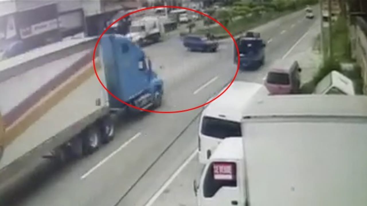 Vídeo muestra catastrófico accidente en el que murieron dos mujeres en El Salvador Imagen de Vídeo muestra catastrófico accidente en el que murieron dos mujeres en El Salvador
