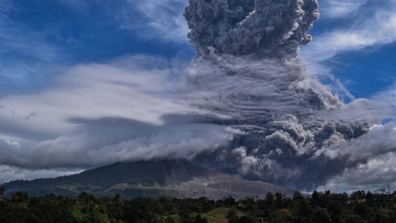 Volcán arroja nube de ceniza a más de 5 mil metros de altura en Indonesia; los vídeos son impresionantes Imagen de Volcán arroja nube de ceniza a más de 5 mil metros de altura en Indonesia; los vídeos son impresionantes