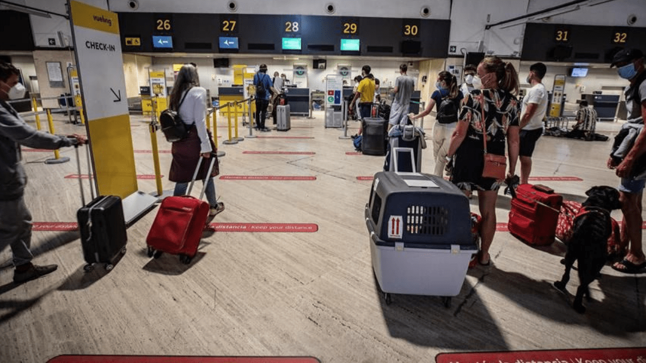 España solicitará una prueba PCR negativa para permitir ingreso de viajeros de países en riesgo por covid Imagen de España solicitará una prueba PCR negativa para permitir ingreso de viajeros de países en riesgo por covid
