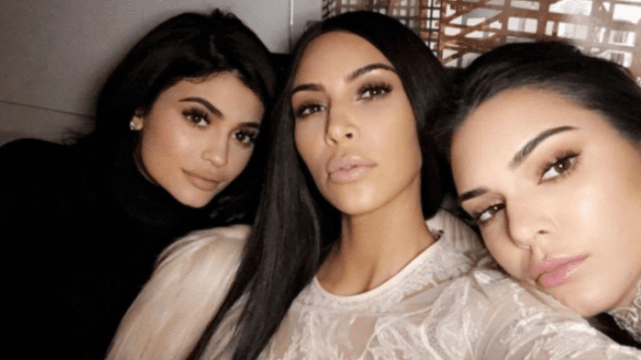 Kim, Kylie y Kendall posan en ropa interior roja y dejan sin flechas a Cupido Imagen de Kim, Kylie y Kendall posan en ropa interior roja y dejan sin flechas a Cupido