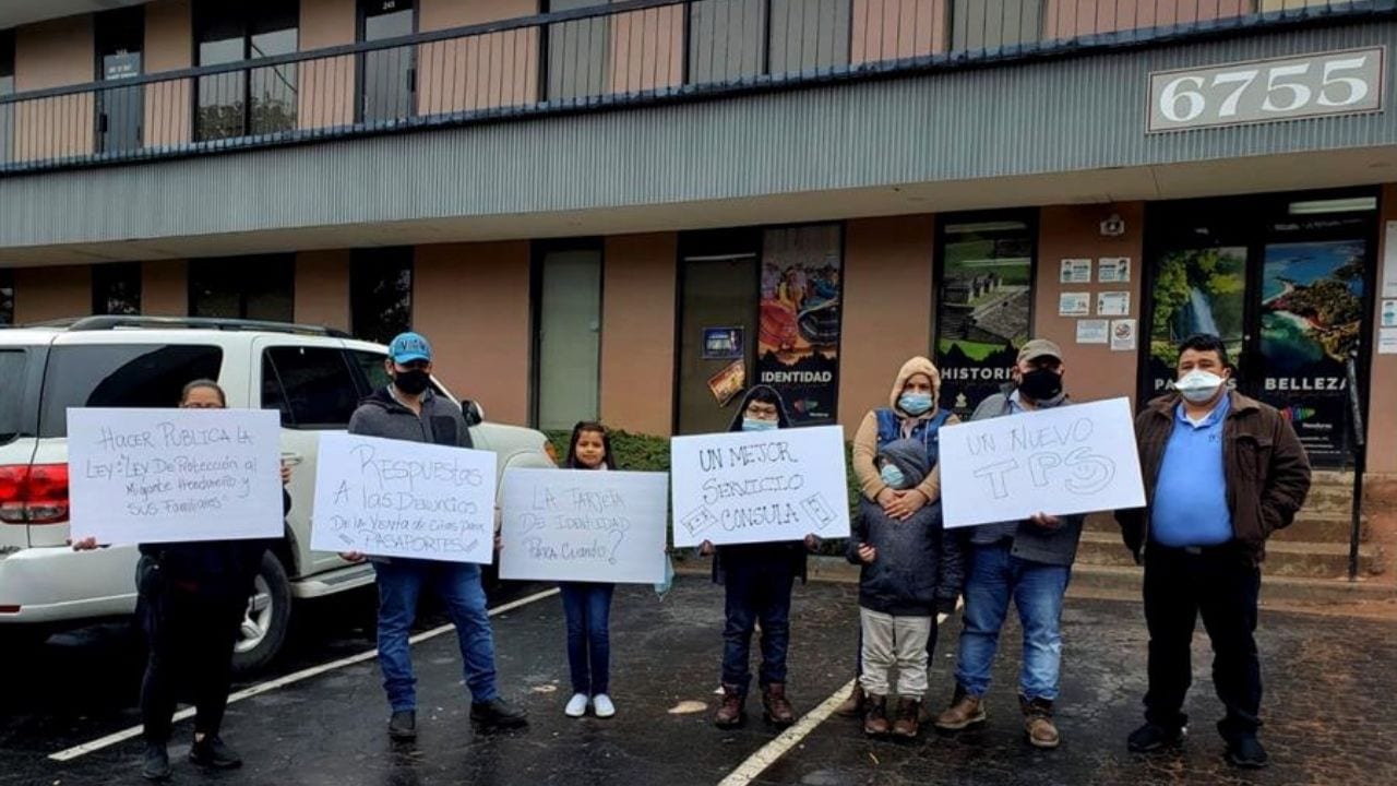 Hondureños en Estados Unidos exigen que se investigue nuevo "pasaportazo" en consulado de Atlanta Imagen de Hondureños en Estados Unidos exigen que se investigue nuevo "pasaportazo" en consulado de Atlanta