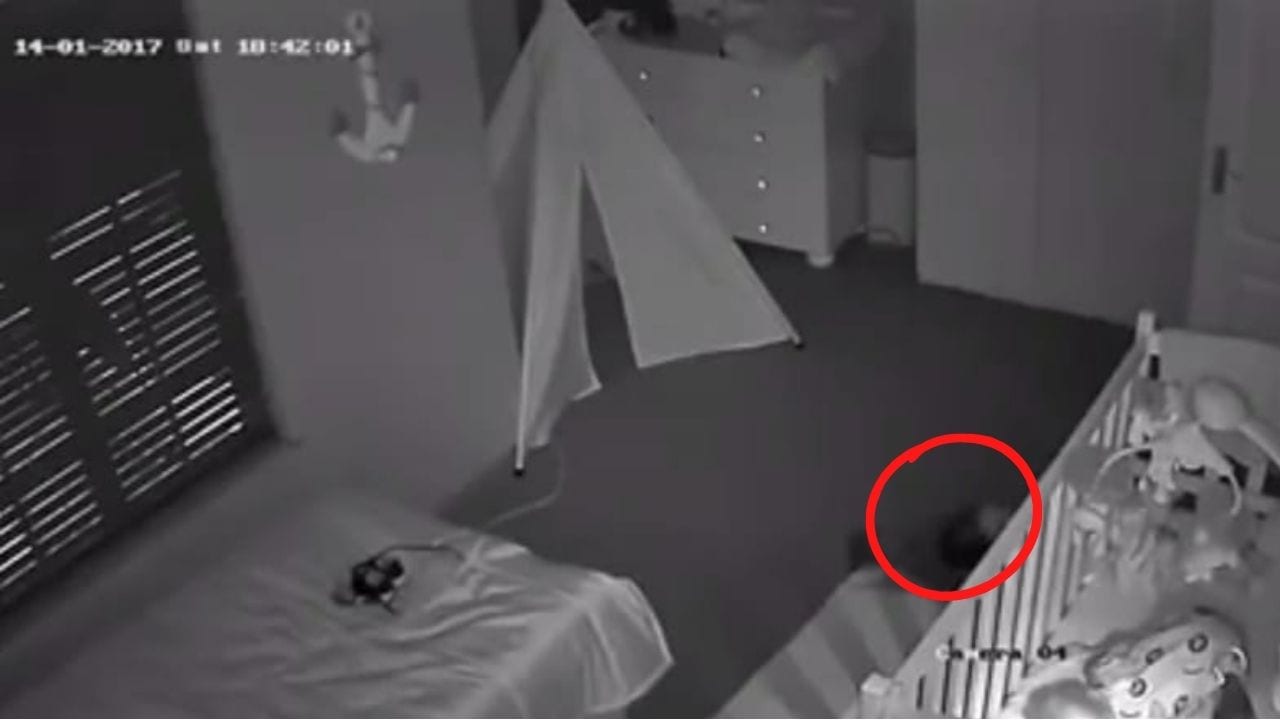 Imagen de Terrorífico vídeo en el que una bebé es arrastrada inexplicablemente bajo su cama