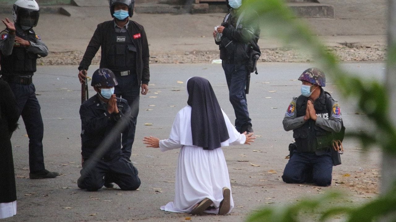 Imagen de Foto viral: Una monja se arrodilla frente a militares en Myanmar pidiendo que la maten a ella y no a los manifestantes