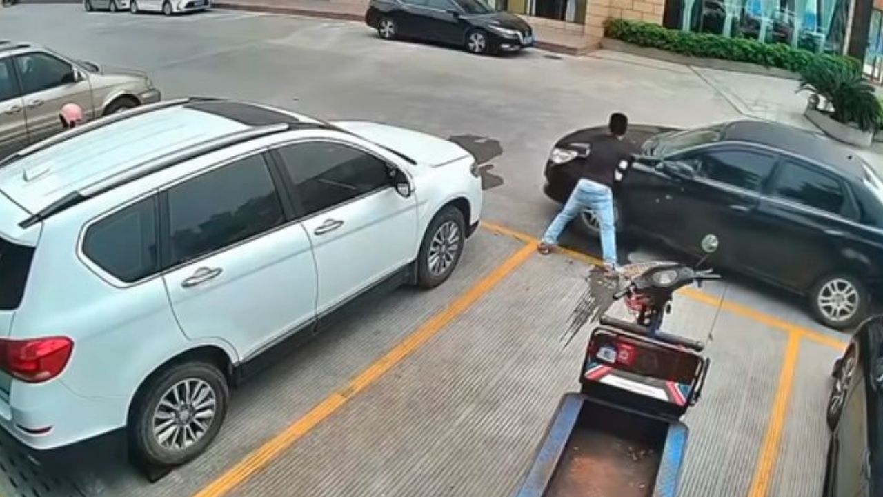 Hombre levanta un carro con sus manos Imagen de Hombre levanta un carro con sus manos