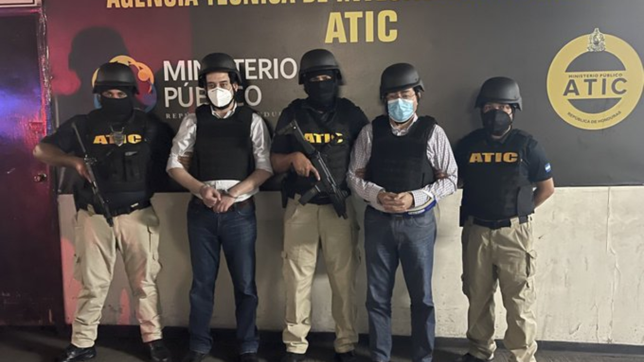 Esposados de manos, Marco Bográn y Alex Moraes llegaron a la audiencia inicial por caso hospitales móviles Imagen de Esposados de manos, Marco Bográn y Alex Moraes llegaron a la audiencia inicial por caso hospitales móviles