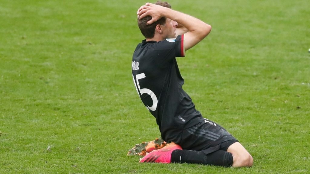 Thomas Muller lamenta la eliminación de Alemania ante Inglaterra. Foto: AFP