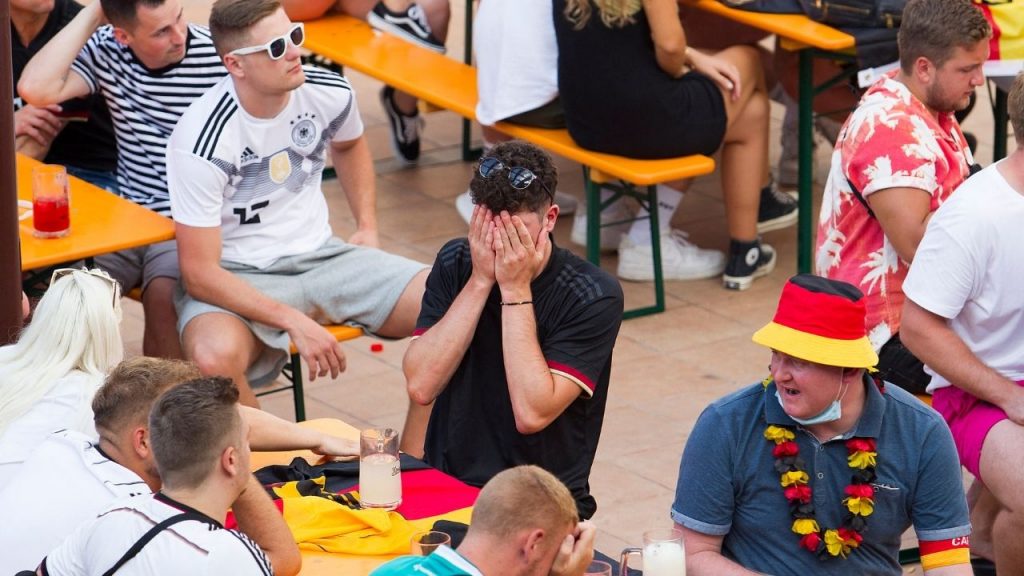 Un aficionado alemán se sostiene el rostro tras la eliminación ante Inglaterra. Foto: AFP