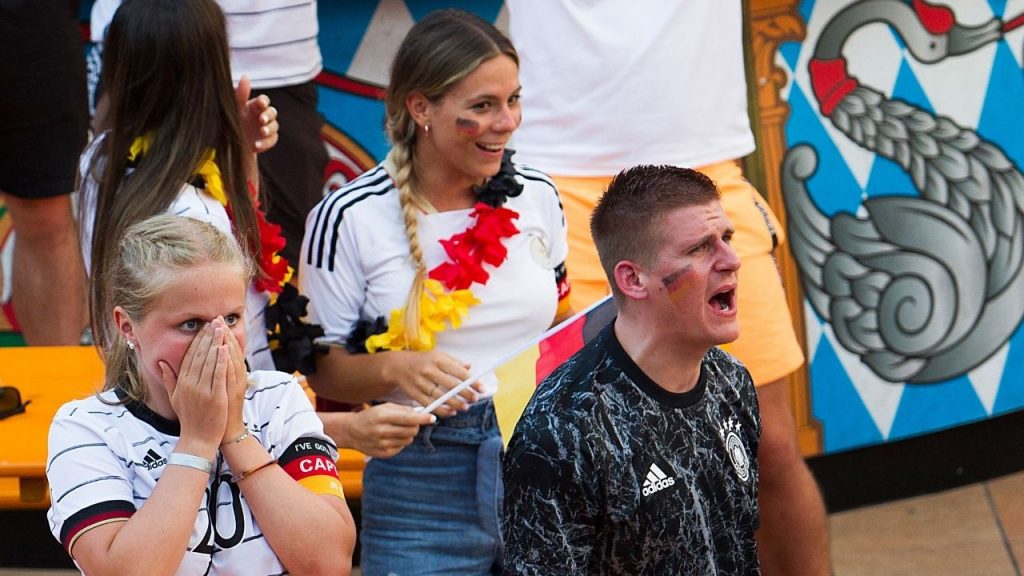 Dos alemanes se lamentan y la de atrás... bueno, hay gente a la que le gusta ver el mundo arder. Foto: AFP.