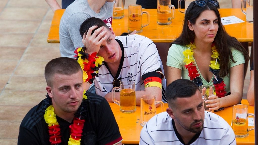 ¡No lo puedo entender, mi cerveza quedó a la mitad y mi equipo eliminado! Foto: AFP