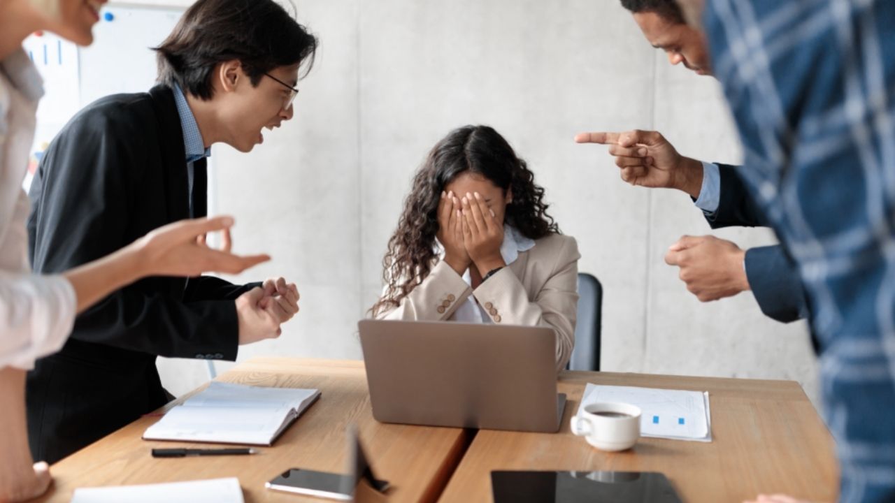 Imagen de ¿Cómo solucionar conflictos personales y legales sin afectar el ambiente laboral?