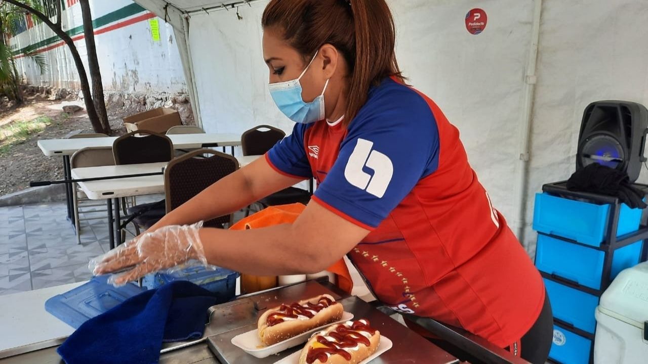 Imagen de Madre soltera emprende con la venta de 'hot-dogs' en la colonia Kennedy de Tegucigalpa y conquista el paladar de sus clientes