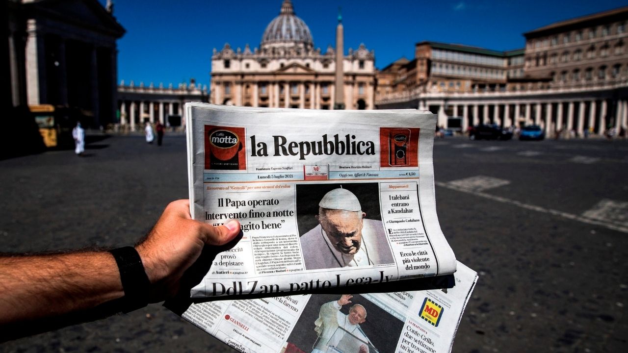 El papa Francisco se recupera bien, lee los periódicos y camina por el hospital Imagen de El papa Francisco se recupera bien, lee los periódicos y camina por el hospital