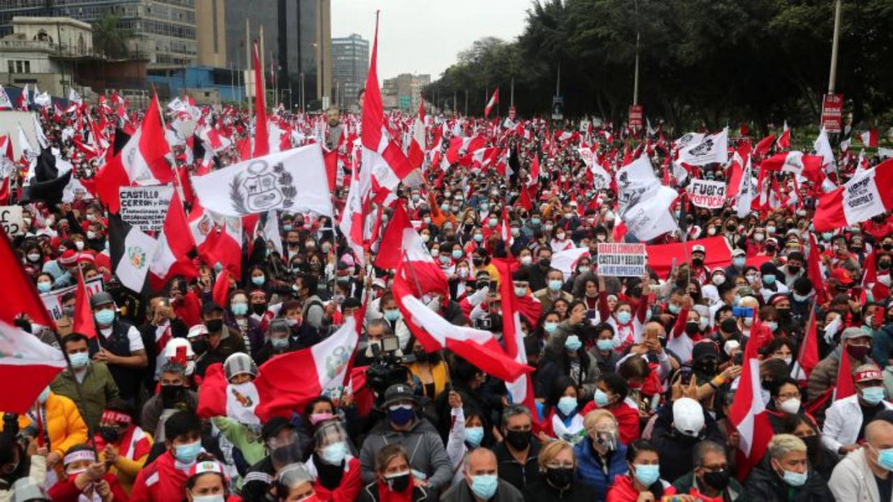 Marchan en Lima contra el gobierno del presidente peruano Pedro Castillo