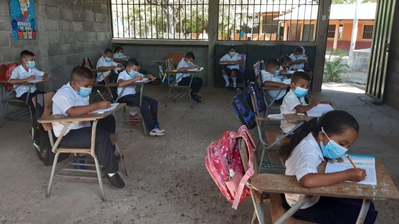 Imagen de Al menos 9 centros educativos de Copán ya regresaron a clases semipresenciales