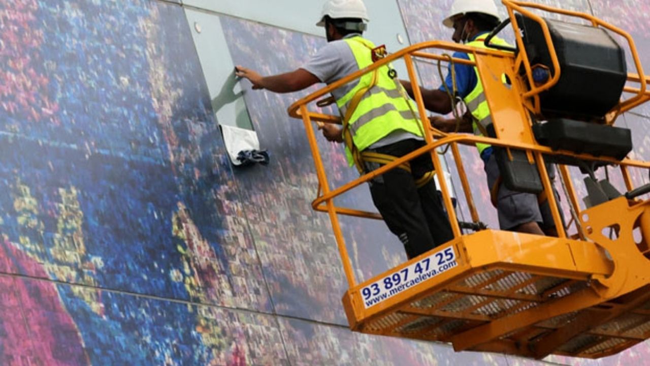 Imagen de ¡Ya lo quieren olvidar! Retiran imágenes del Camp Nou donde aparece Messi