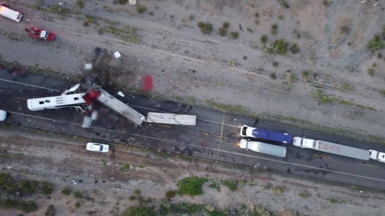 Imagen de Impactantes imágenes de la colisión de bus con un tráiler que dejó 13 muertos y 25 heridos en México