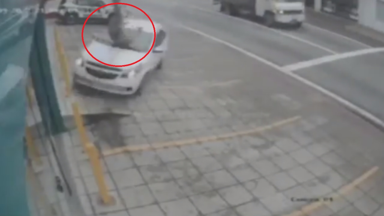 ¡Vídeo! Policía es brutalmente atropellado por conductor que se desmayó al volante Imagen de ¡Vídeo! Policía es brutalmente atropellado por conductor que se desmayó al volante