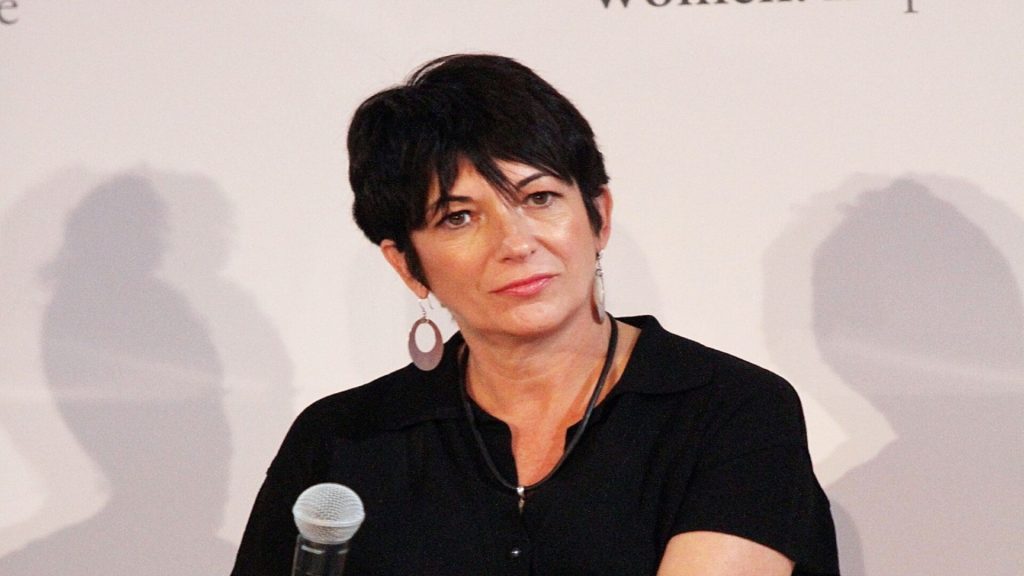 La exnovia del fallecido empresario Jeffrey Epstein, dice sufrir un infierno en la cárcel