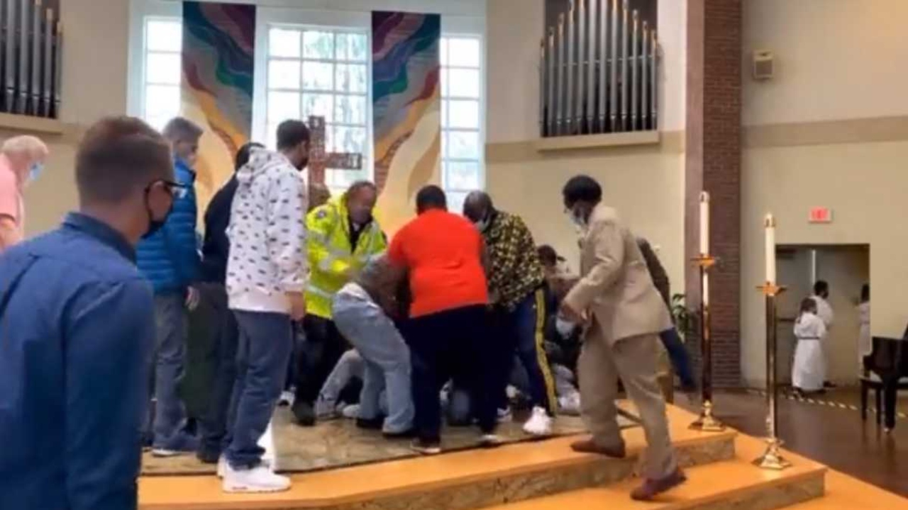 Imagen de Regaño de sacerdote a hombre sin mascarilla termina en pelea dentro de una iglesia
