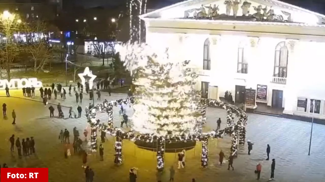 Vídeo: Fuertes vientos derriban gigantesco árbol de Navidad en Ucrania Imagen de Vídeo: Fuertes vientos derriban gigantesco árbol de Navidad en Ucrania