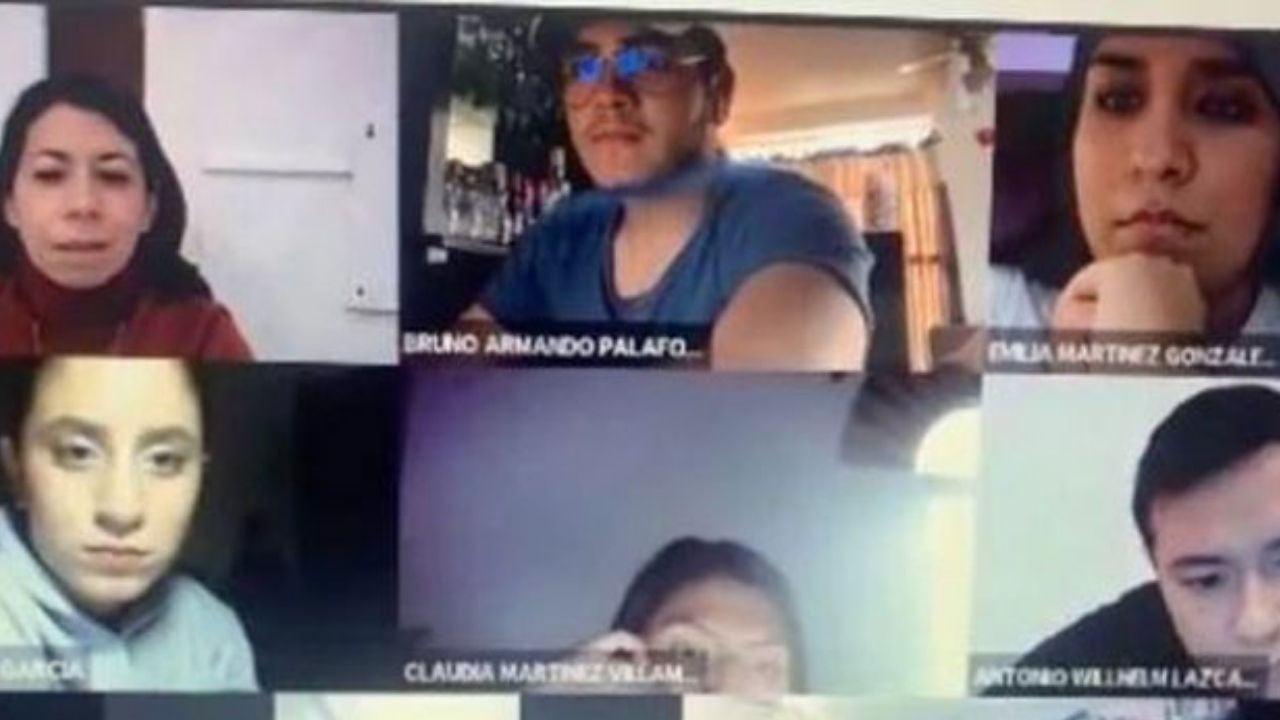 Video: Estudiante encendió su micrófono por error y contó cómo fue su primer beso Imagen de Video: Estudiante encendió su micrófono por error y contó cómo fue su primer beso