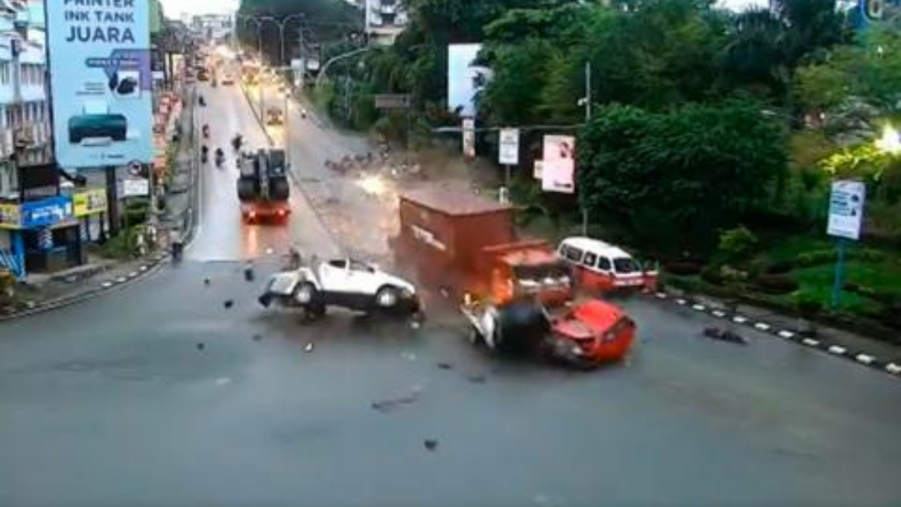 Vídeo: Camión sin frenos embiste a varios vehículos en Indonesia dejando muertos y heridos Imagen de Vídeo: Camión sin frenos embiste a varios vehículos en Indonesia dejando muertos y heridos