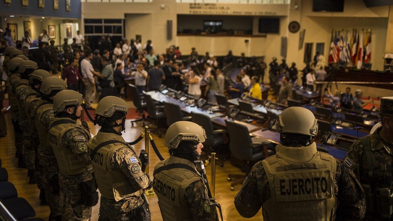Imagen de Ingreso de Nayib Bukele con militares al Congreso cumple 2 años con 'graves efectos'