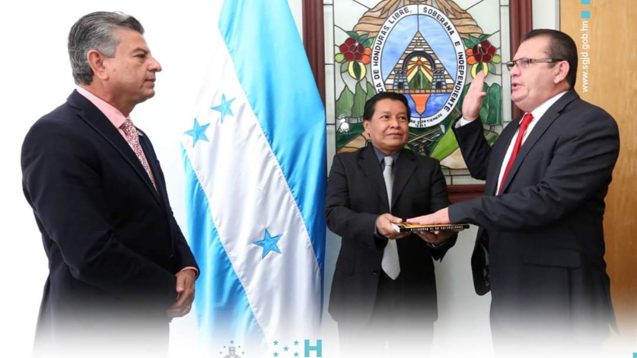 Imagen de Juramentan a Amable de Jesús Hernández como director interino de Injupemp