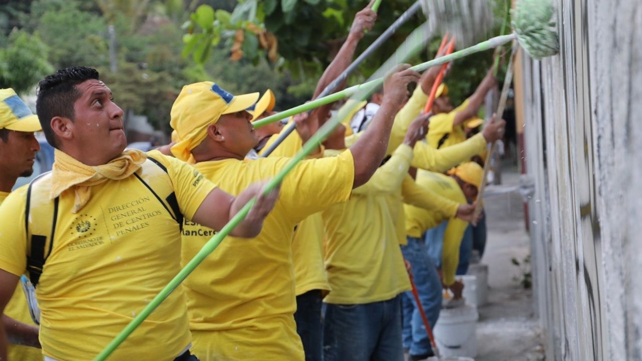 Imagen de Nayib Bukele utiliza a los reos de confianza para borrar de las calles los grafitis de las pandillas