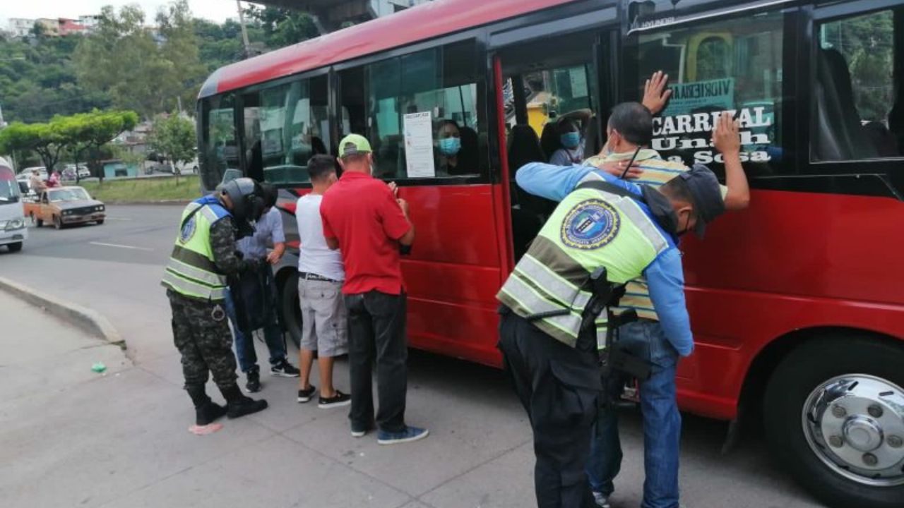 Imagen de Calvario en buses: pasajeros esconden en partes íntimas dinero y celulares para evitar robos