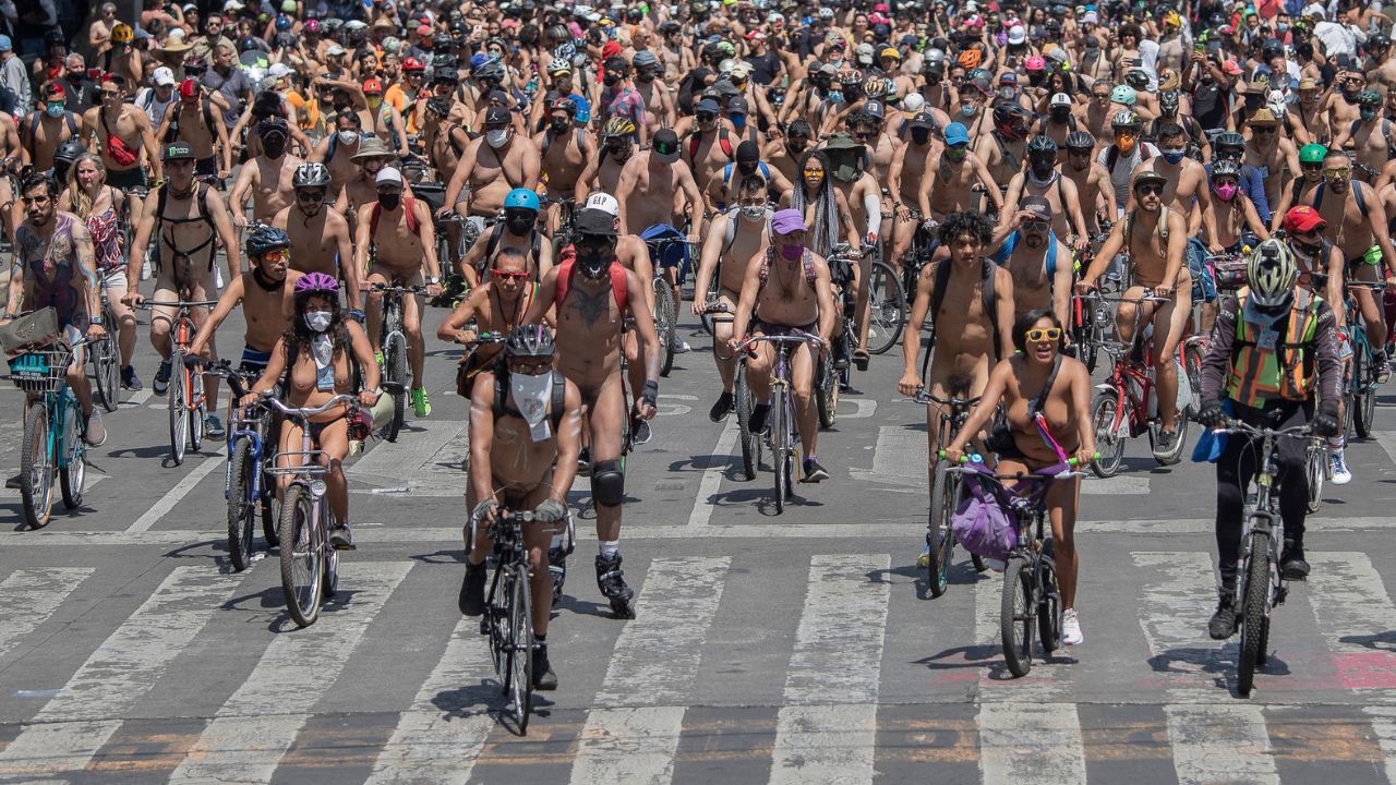 Imagen de Cientos de ciclistas pasearon desnudos en Ciudad de México por seguridad vial